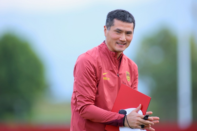 中欧体育官网入口-特巴斯:国足和中超都需要跻身世界前10 约60%的中国人都是足球迷