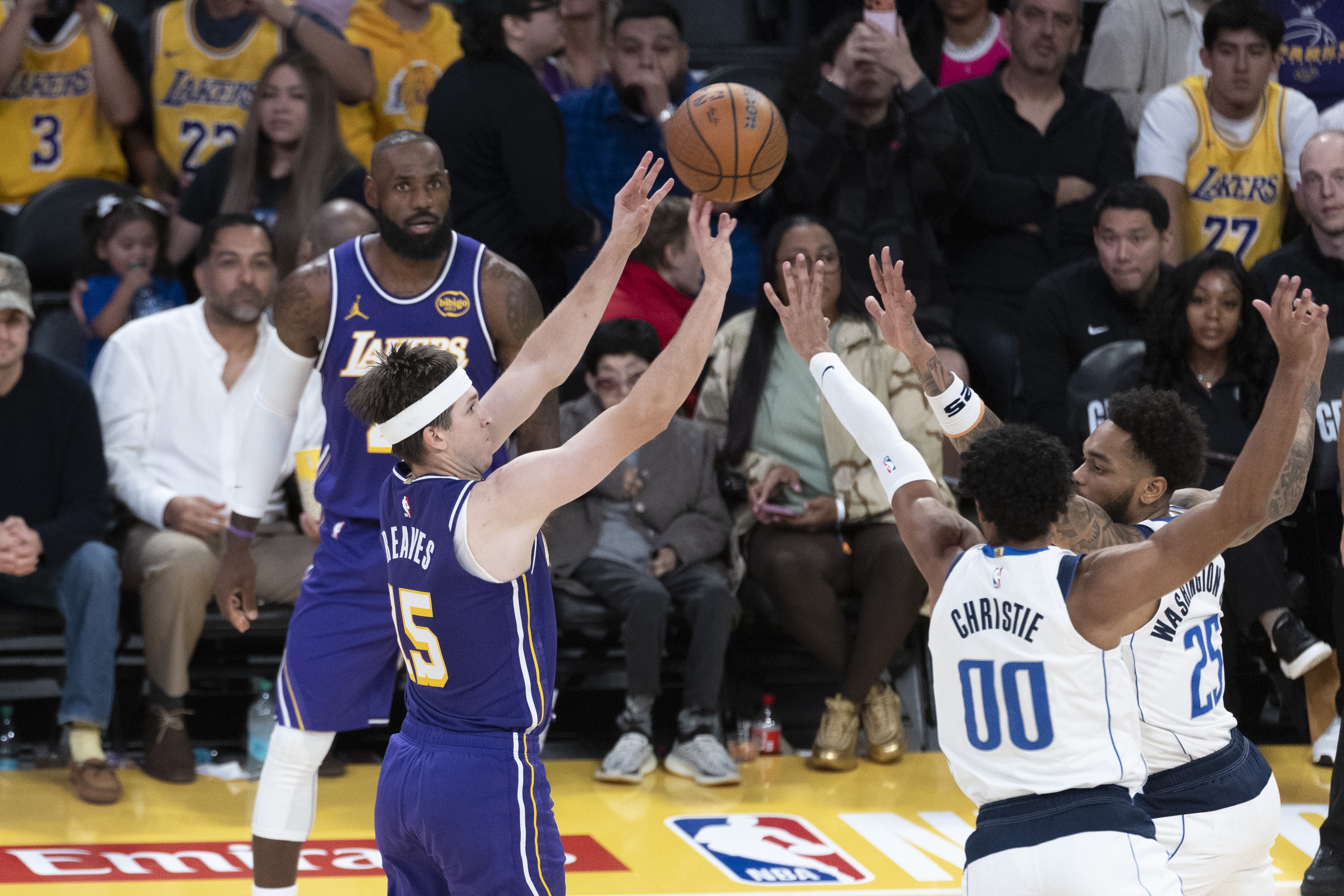 中欧体育app-数据揭秘湖人三巨头：百回合净胜分仅为+3 防守端反而成意外之喜