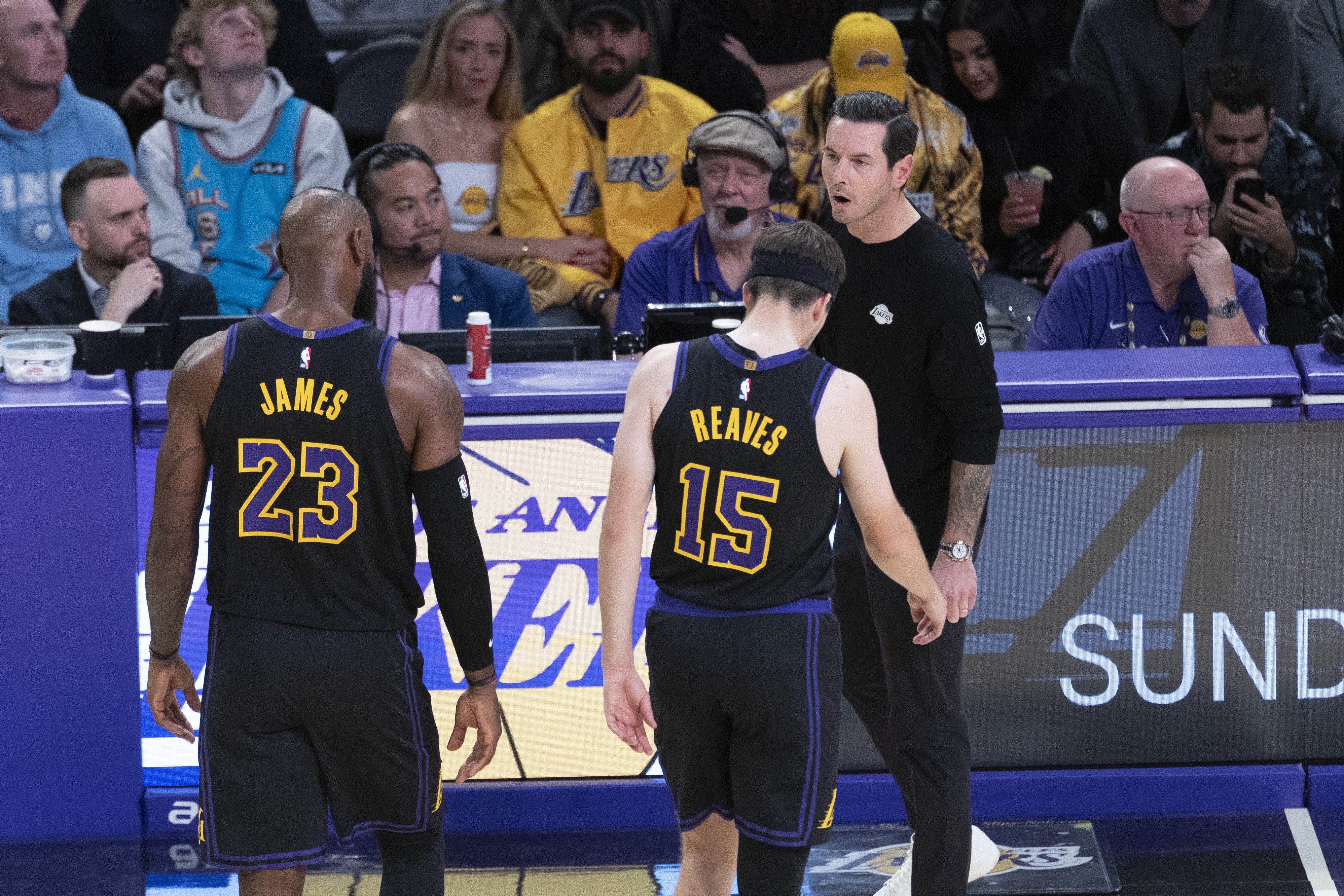 中欧体育app-数据揭秘湖人三巨头：百回合净胜分仅为+3 防守端反而成意外之喜