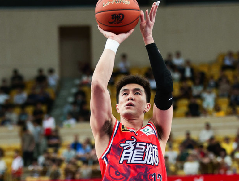 中欧体育官网-郭艾伦复出16分广州加时力克同曦 徐昕22+14郭昊文30+6+6